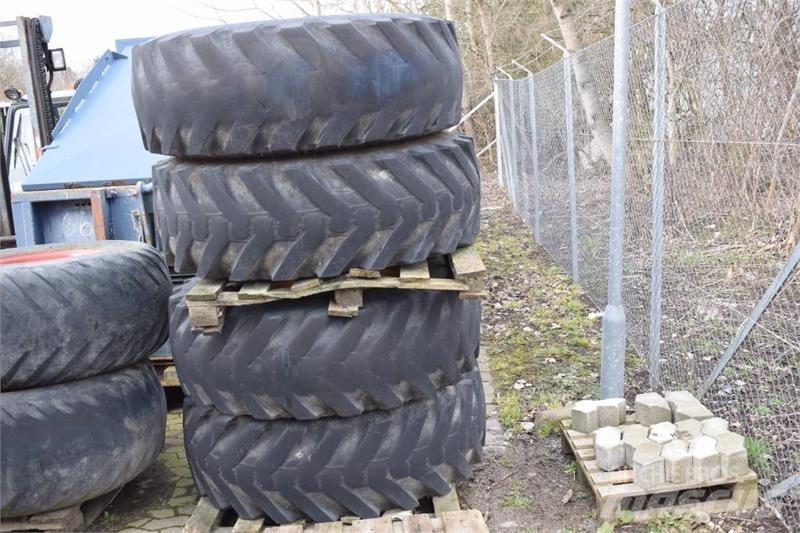 JCB 4 CX pc_groundscaretyres