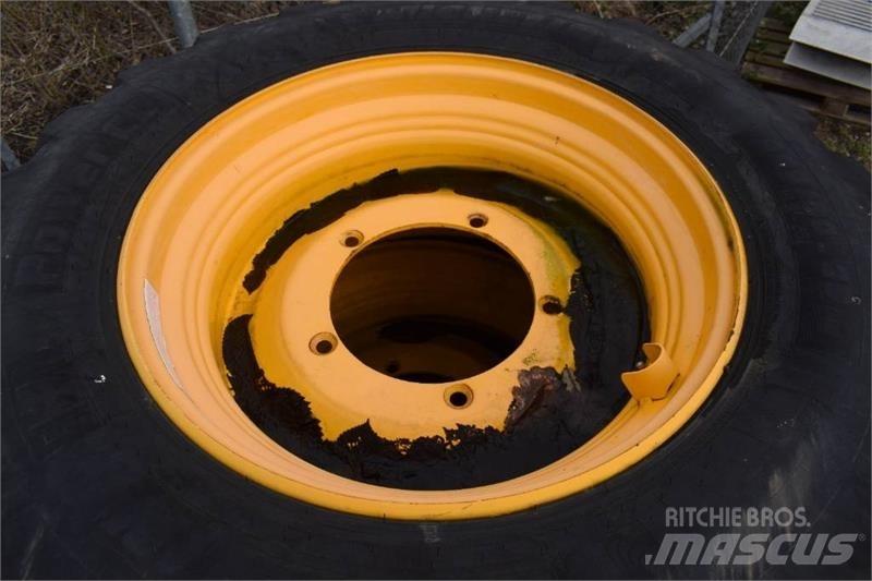 JCB 4 CX pc_groundscaretyres
