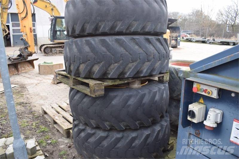 JCB 4 CX pc_groundscaretyres